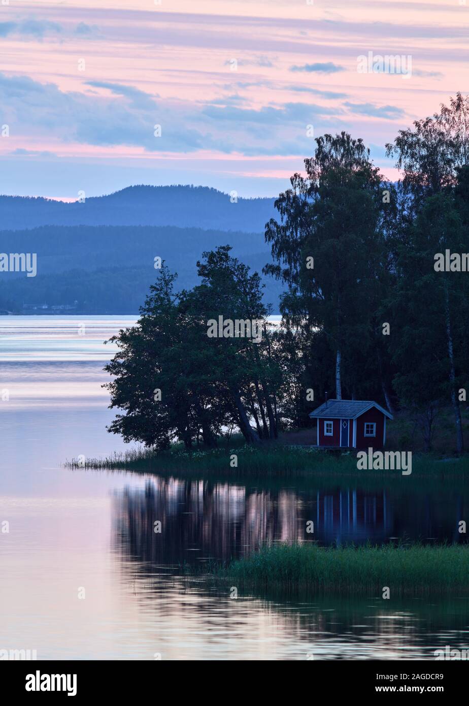 Casa rural en Costa Alta, Suecia, durante la noche de verano Foto de stock