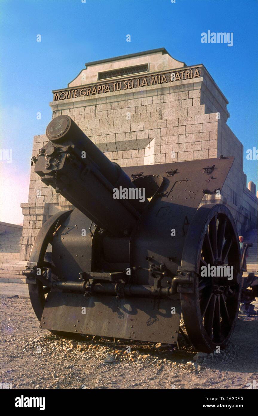Monumento militar de Monte Grappa. Foto de stock