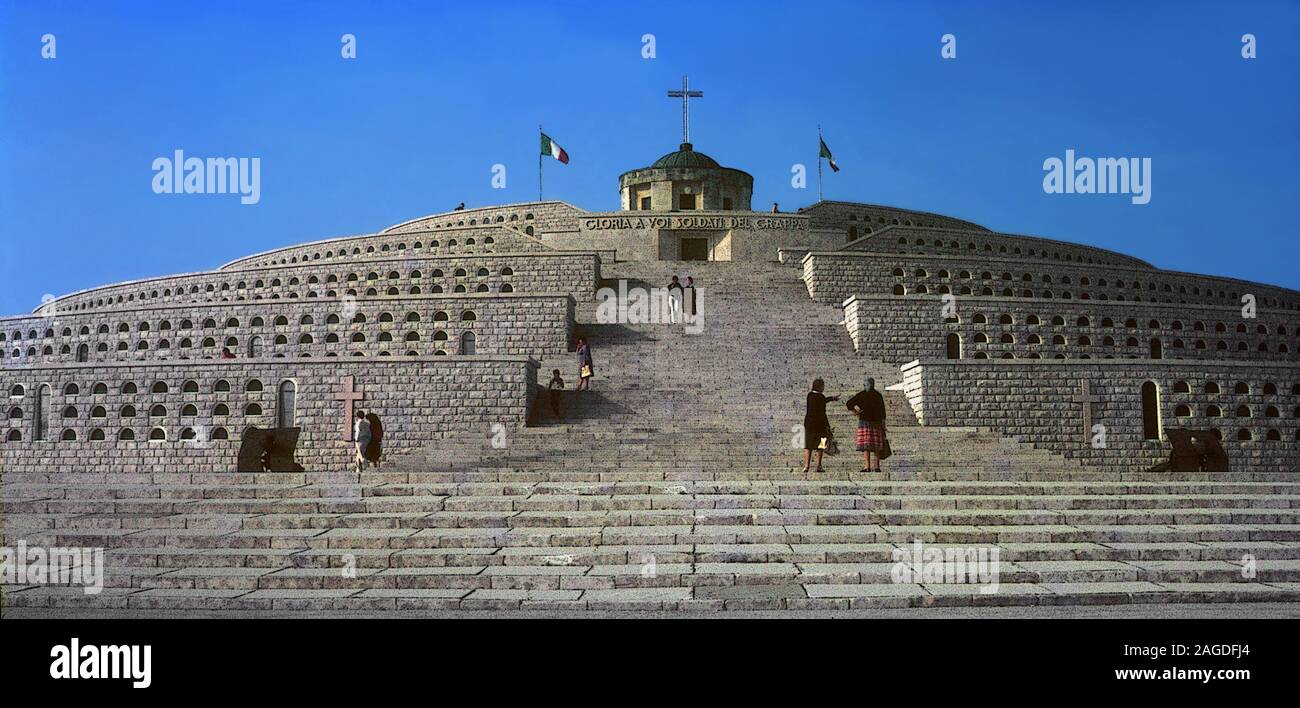 Monumento militar de Monte Grappa. Foto de stock