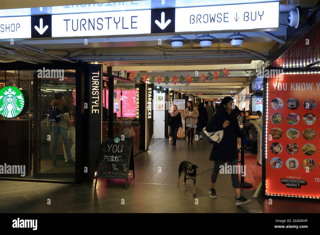 Turnstyle mercado subterráneo, New York, NY. un marketplace y food hall situado en un pasillo de tránsito y de metro de Columbus Circle en Manhattan. Foto de stock