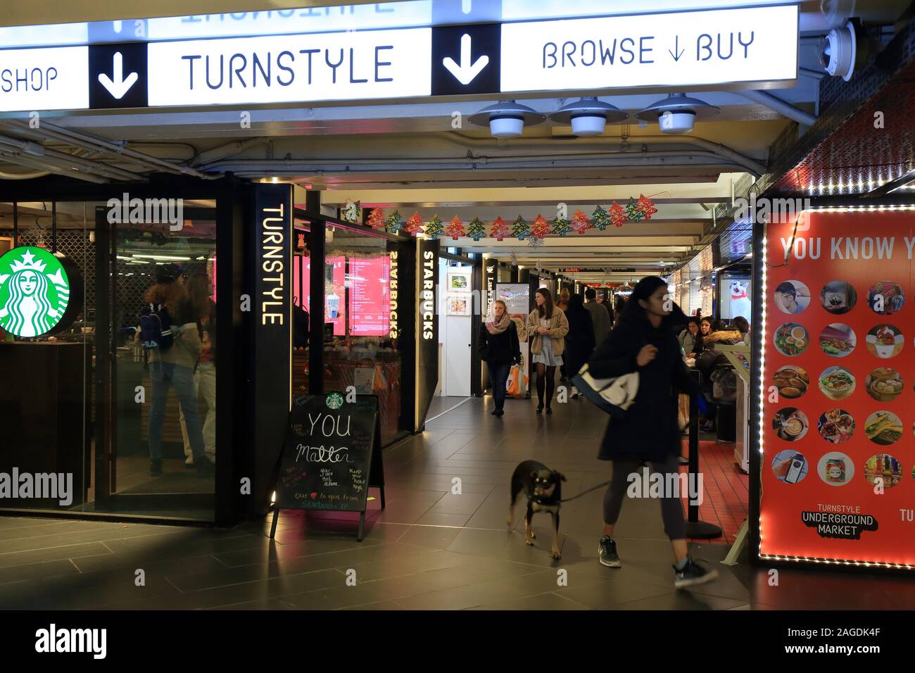 Turnstyle Underground Market, Nueva York. Un mercado y salón de comida ubicado en un pasaje de metro y tránsito en Columbus Circle en Midtown Manhattan Foto de stock