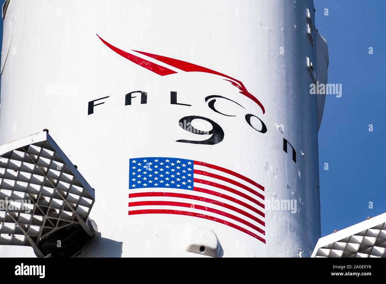 Dec 8, 2019 Hawthorne / Los Angeles / CA / USA - Falcon 9 logo en cohetes SpaceX (Exploración Espacial Technologies Corp.) la sede; SpaceX es una priva Foto de stock