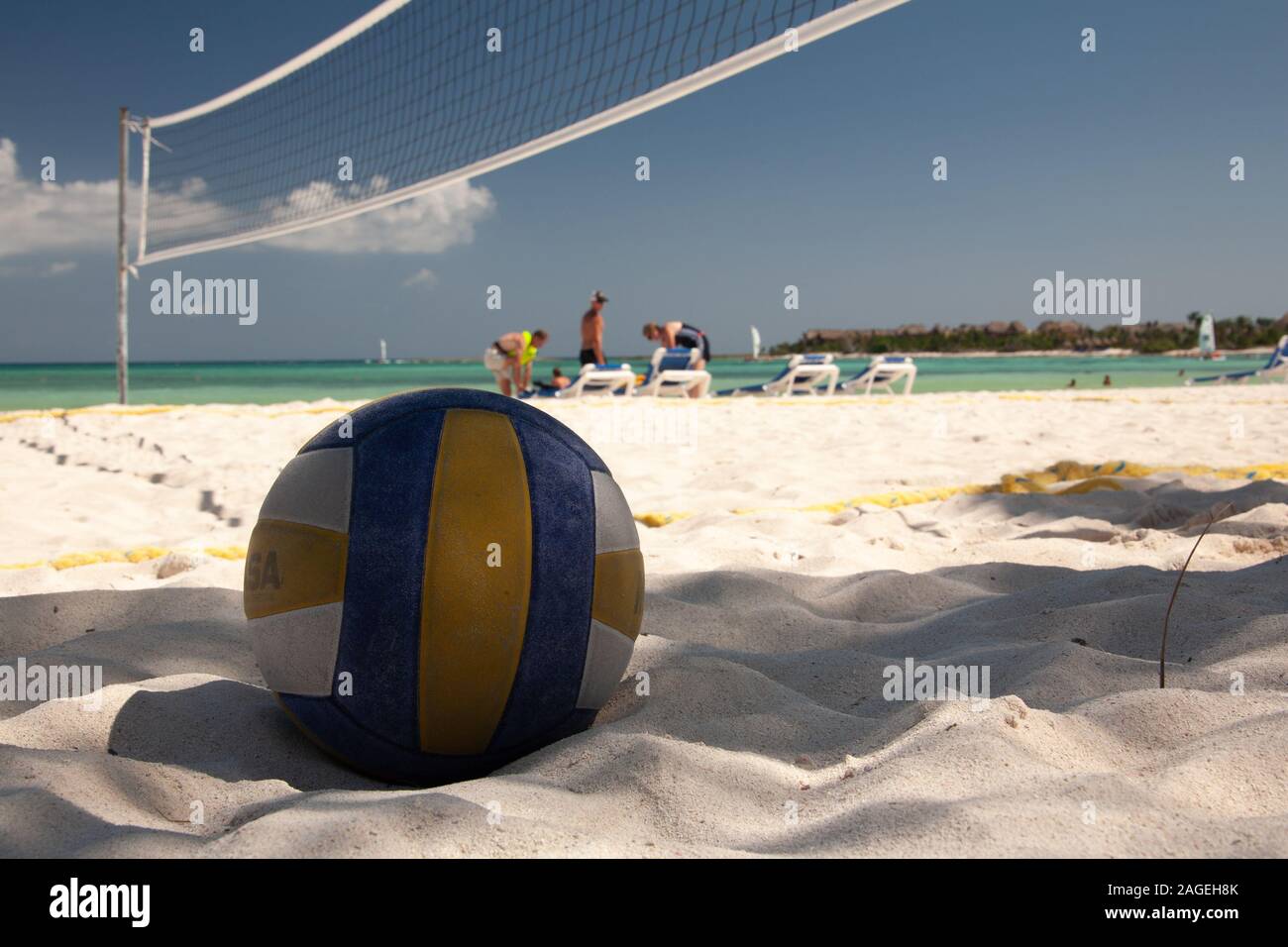 Pelota De Voley En La Arena Fotografías E Imágenes De Alta Resolución