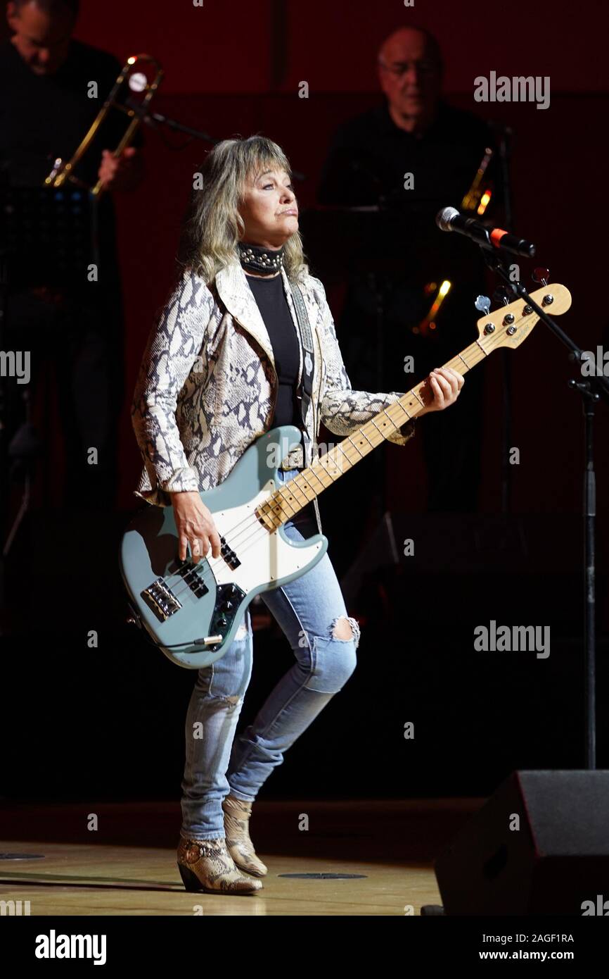 SUZI QUATRO & Band live im Kulturpalast Dresden. Dresden, 18.12.2019 Foto de stock