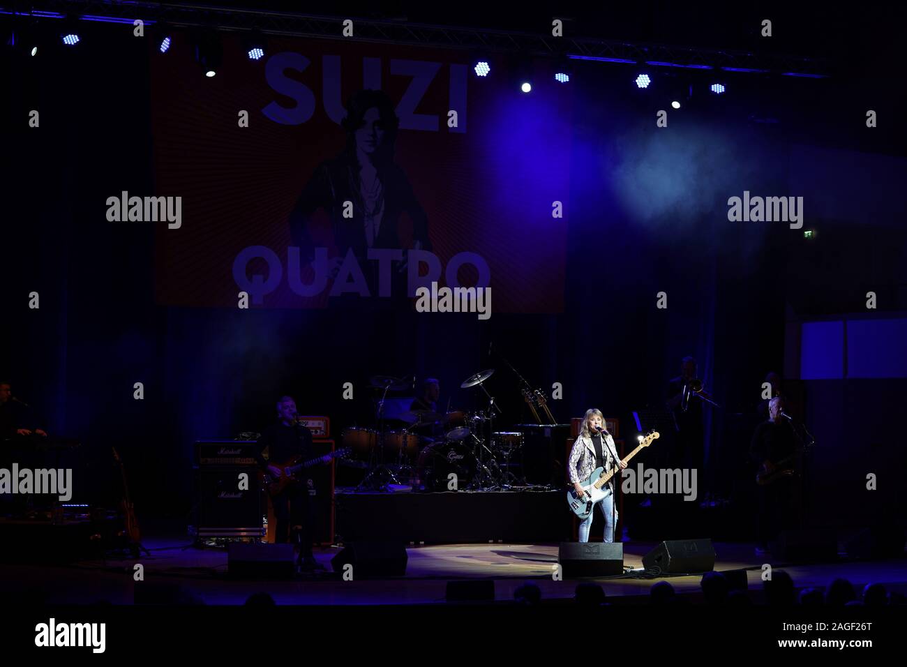 SUZI QUATRO & Band live im Kulturpalast Dresden. Dresden, 18.12.2019 Foto de stock