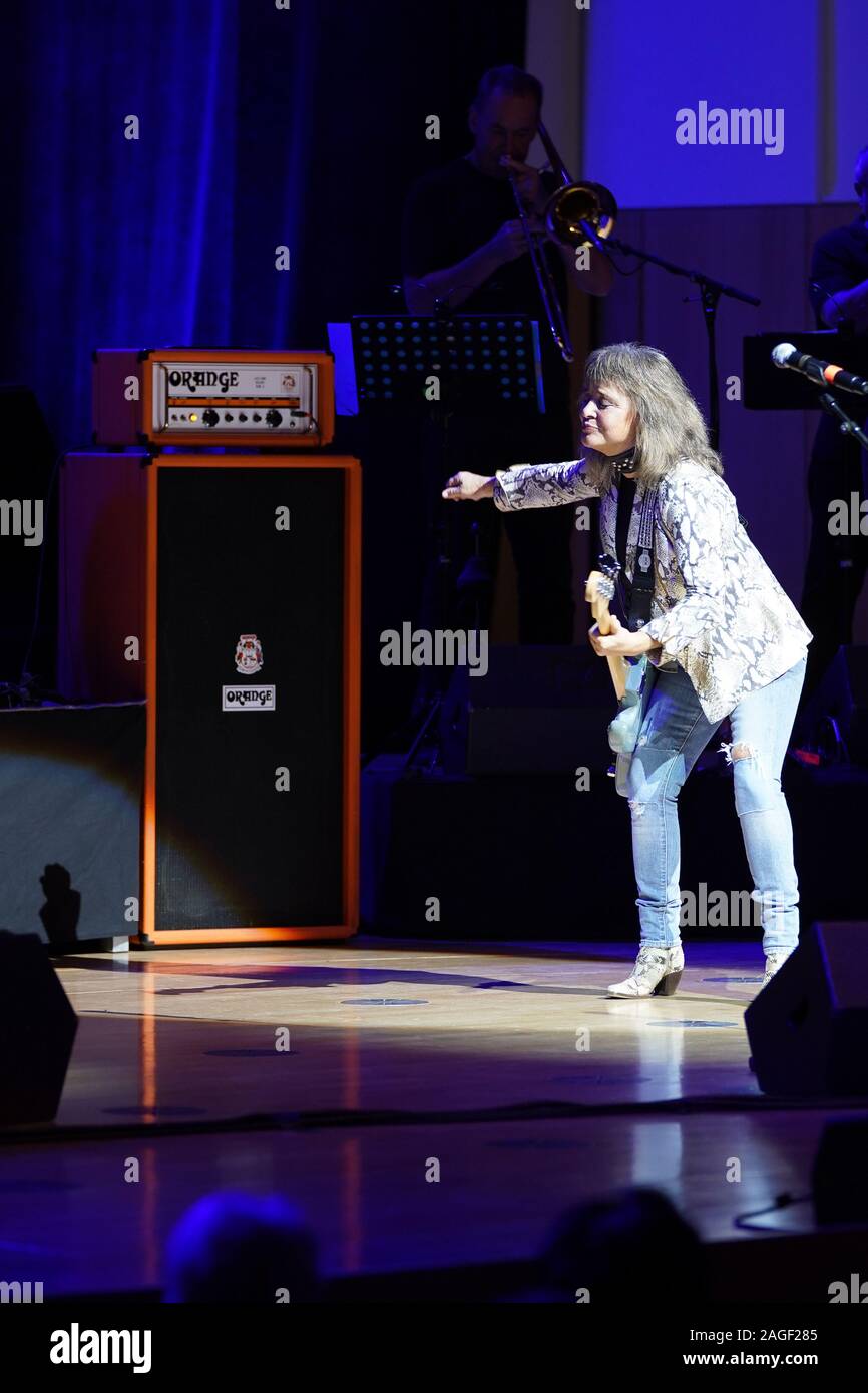 SUZI QUATRO & Band live im Kulturpalast Dresden. Dresden, 18.12.2019 Foto de stock