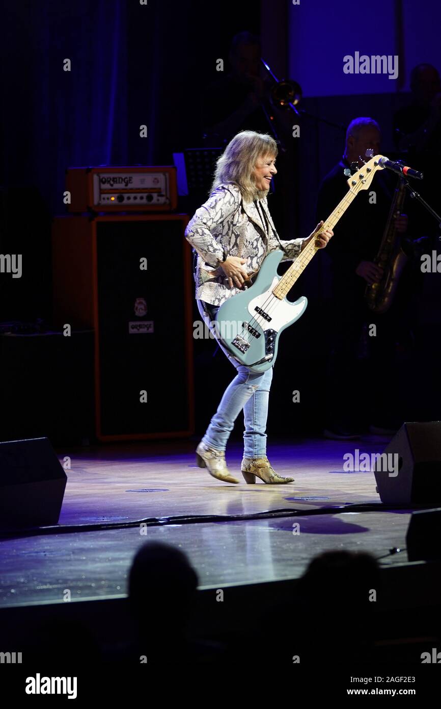 SUZI QUATRO & Band live im Kulturpalast Dresden. Dresden, 18.12.2019 Foto de stock