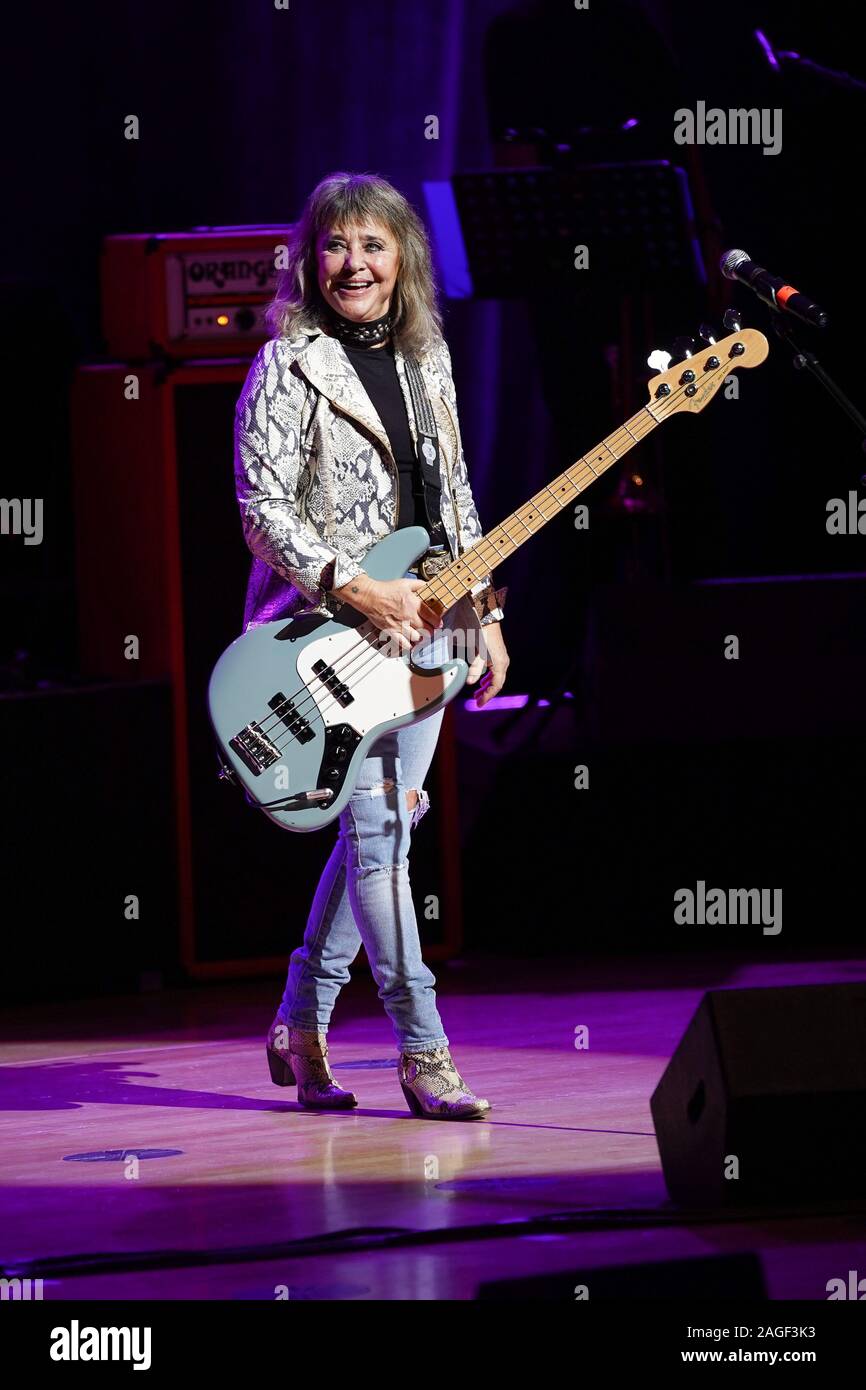 SUZI QUATRO & Band live im Kulturpalast Dresden. Dresden, 18.12.2019 Foto de stock