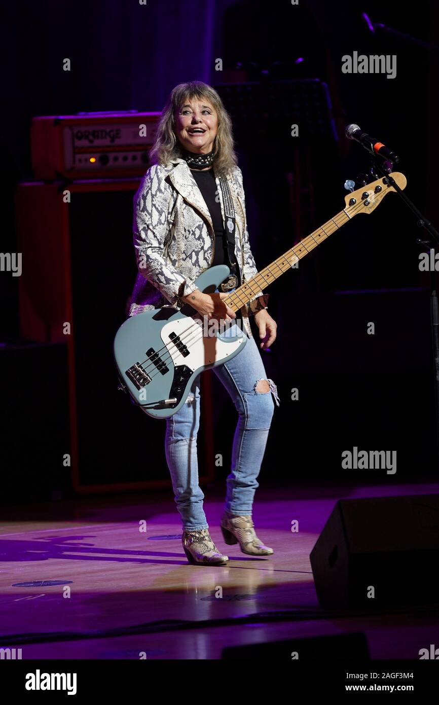 SUZI QUATRO & Band live im Kulturpalast Dresden. Dresden, 18.12.2019 Foto de stock