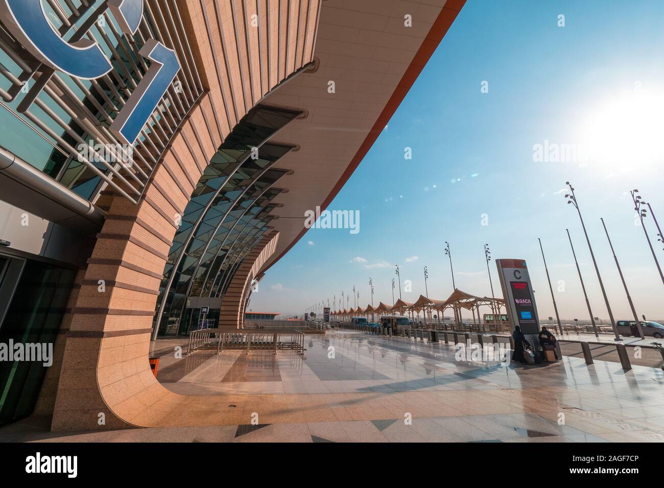 Vista exterior de la nueva Terminal 1 en el Aeropuerto Internacional Rey Abdulaziz (JED) en Jeddah, Arabia Saudí Foto de stock