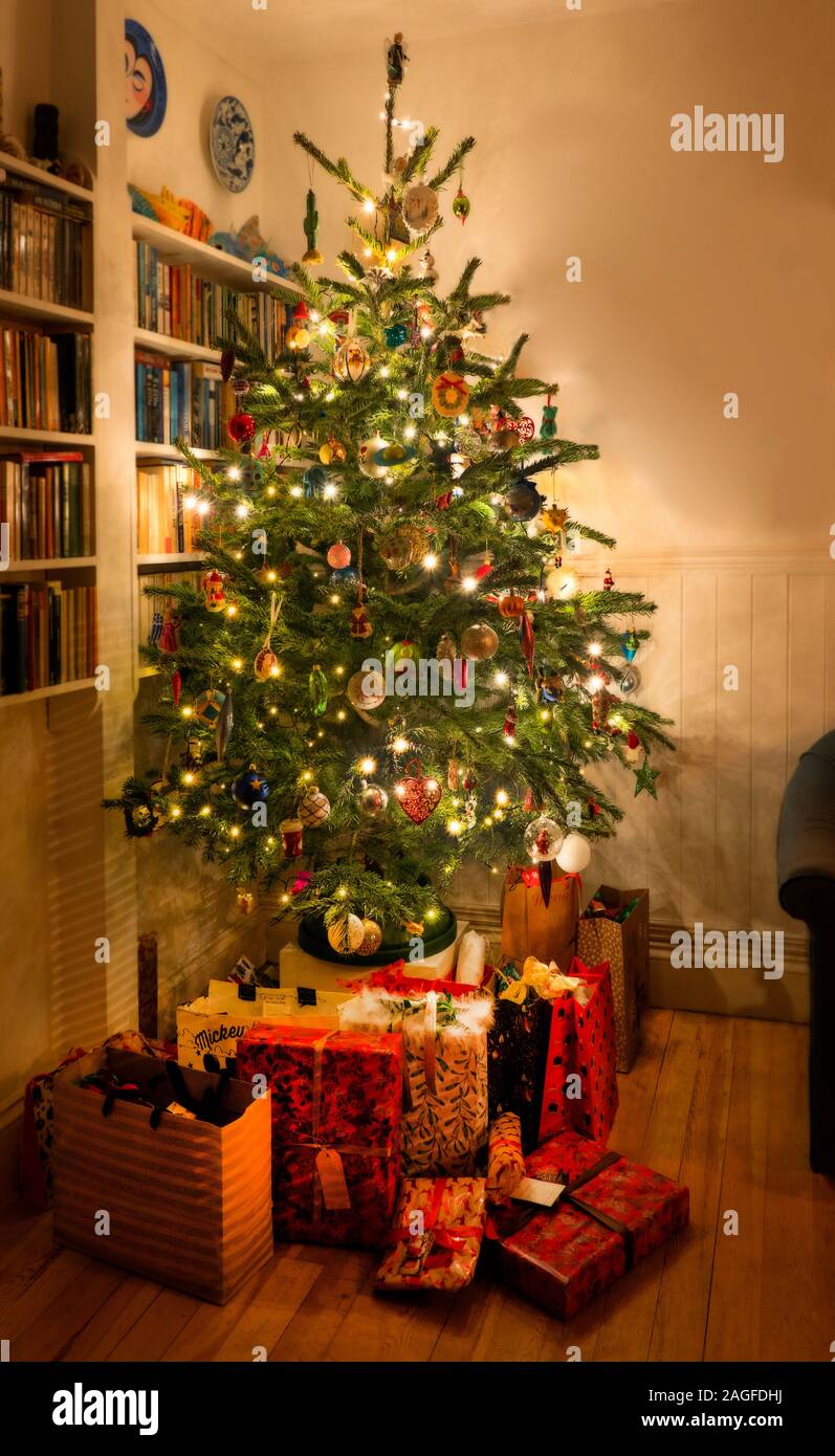 Árbol de Navidad abeto azul con decoraciones vintage en casa en Londres, Gran Bretaña. Foto de stock