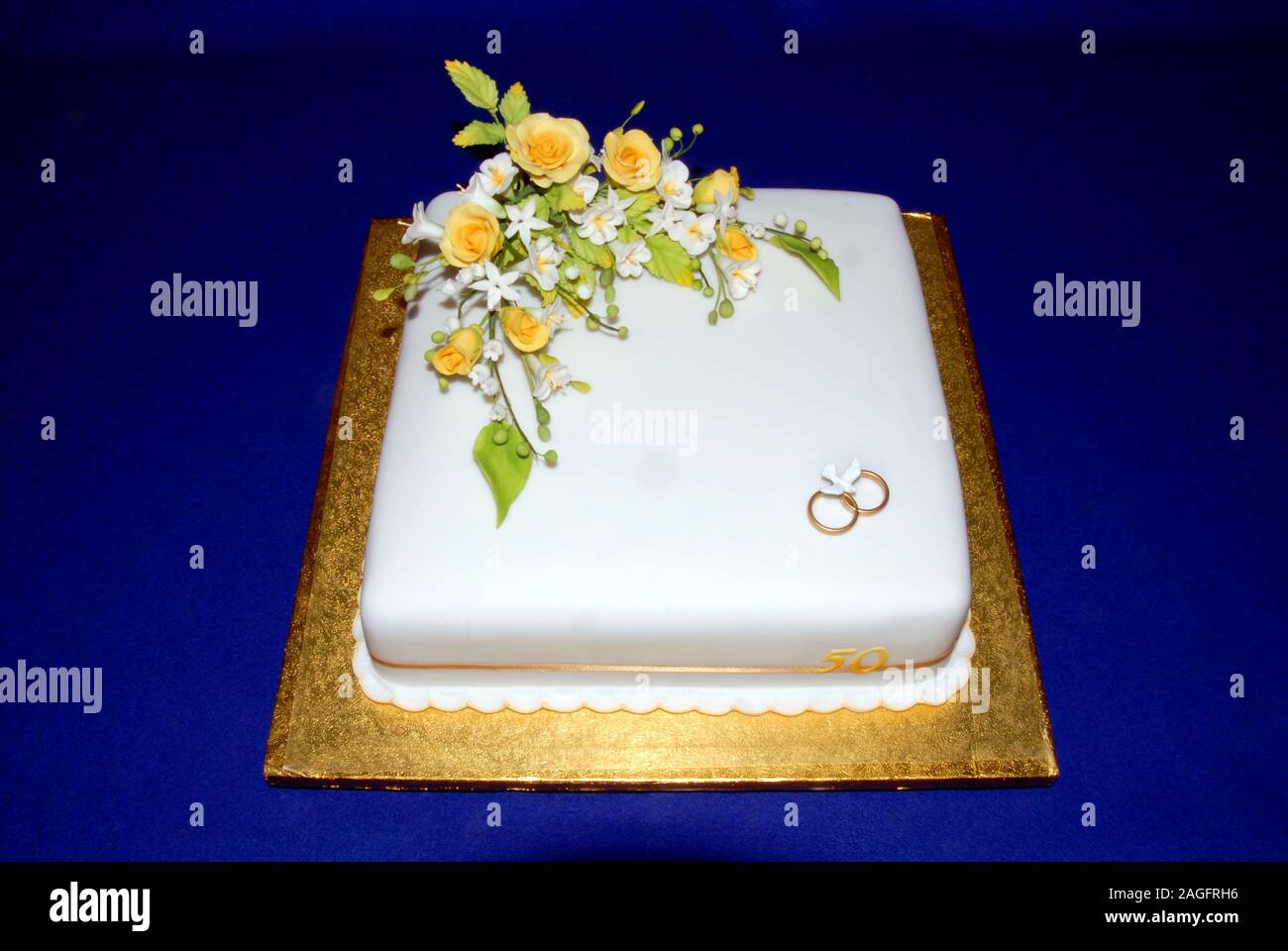 Un solo tramo cuadrado fot celebración pastel de bodas de oro, cincuenta años de matrimonio Foto de stock