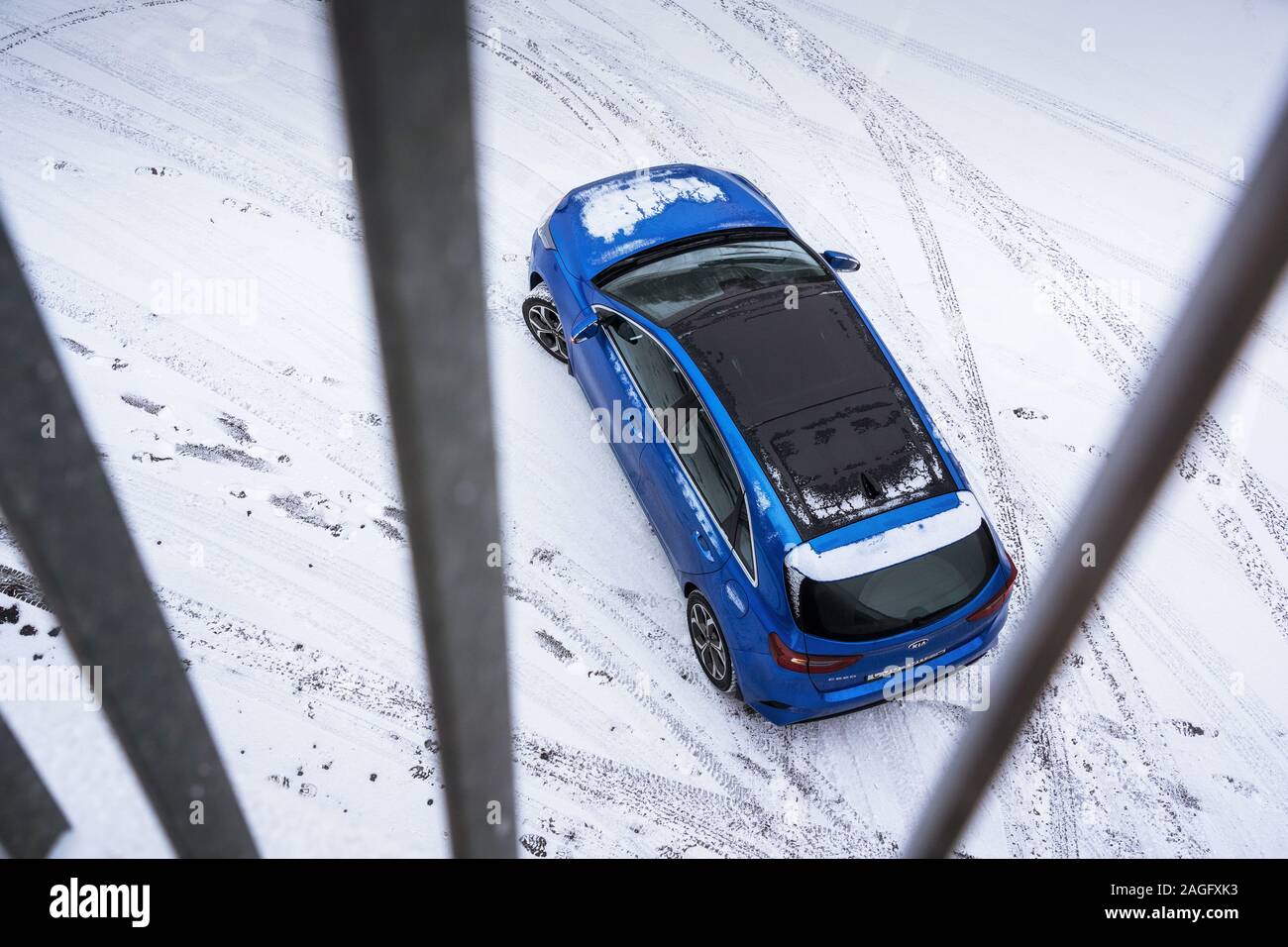 Minsk, Bielorrusia - Noviembre 26, 2019: Vista aérea a través de la celosía de KIA CEED 2018 coche en carretera nevada Foto de stock