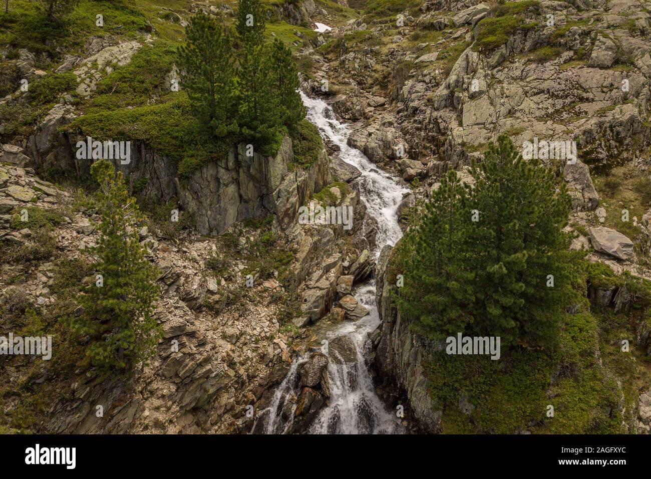 Vista aérea de la cascada del Arroyo, en las montañas de los Alpes franceses Foto de stock