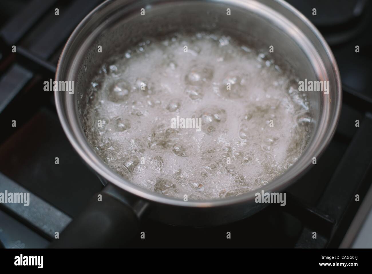 Hervir y hervir el agua y el azúcar en una sartén en la estufa. Caramelo  salado cocinar en casa. La receta casera de caramelo y azúcar quemado  Fotografía de stock - Alamy