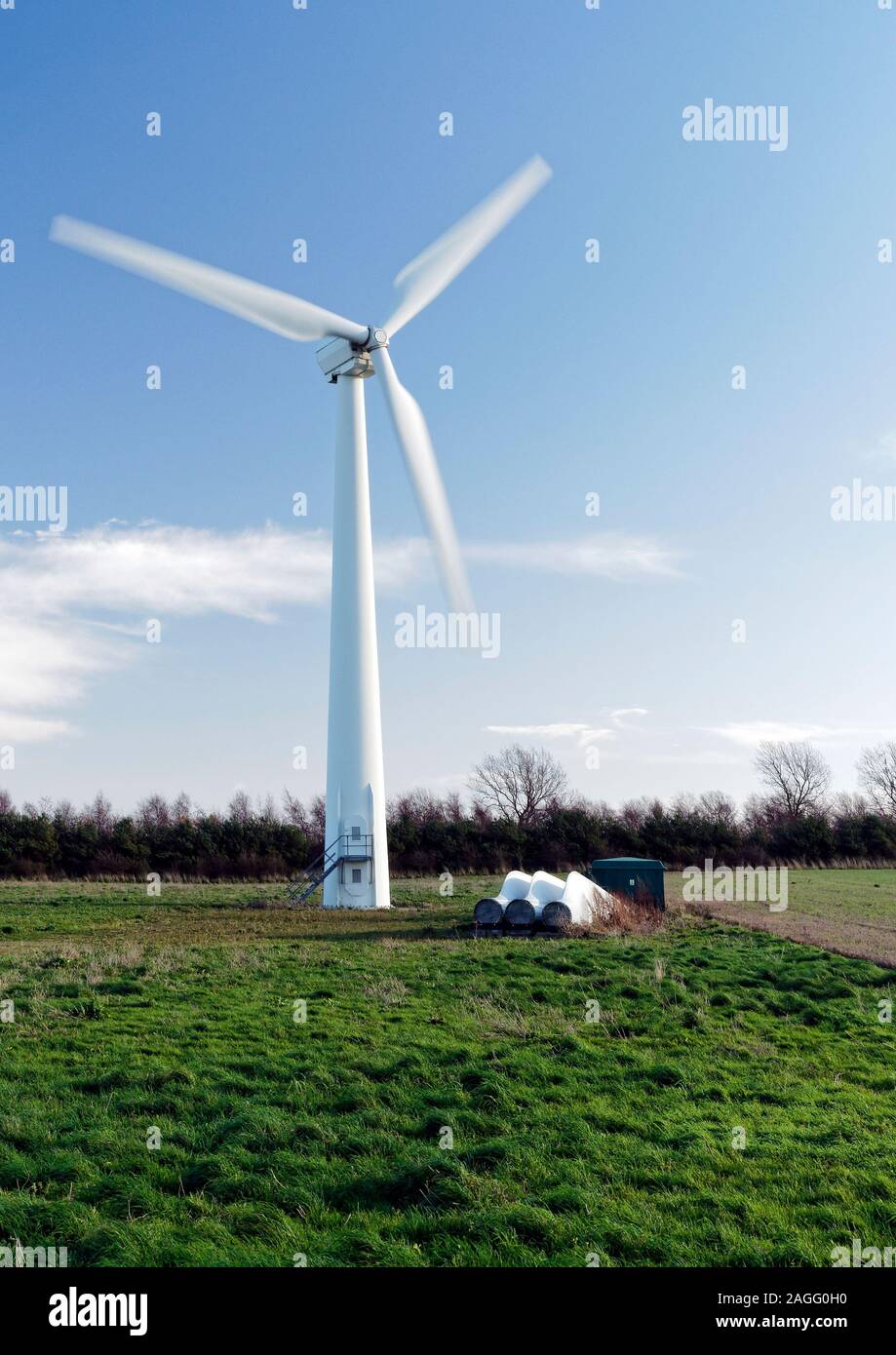 La turbina de viento onshore, uno de los tres sobre el terreno elevado en Somerton, Norfolk produciendo electricidad verde en este ventoso ubicación. Foto de stock