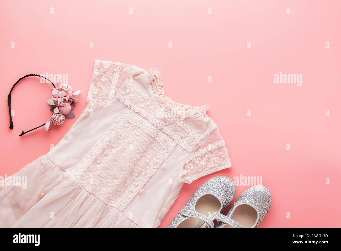 Antecedentes de la moda para niñas en color rosa pastel, vestido encaje,  brillante zapatos, flor diadema plana, Lay, vista superior, tonos, fotos  espacio para copiar texto, el enfoque selectivo Fotografía de stock -