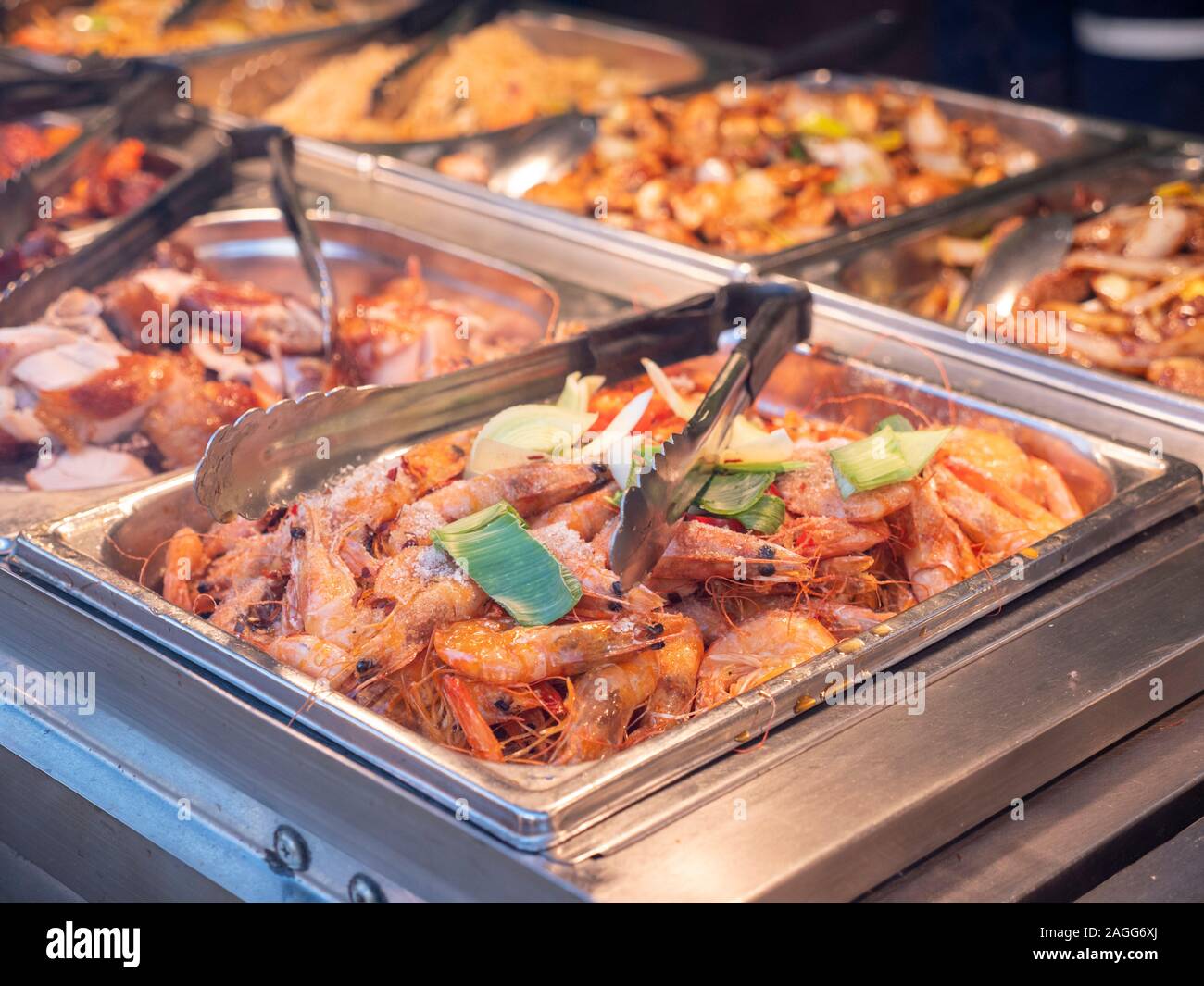 Comida china en la pantalla de la ventana de un restaurante chino, servido  en buffet Fotografía de stock - Alamy