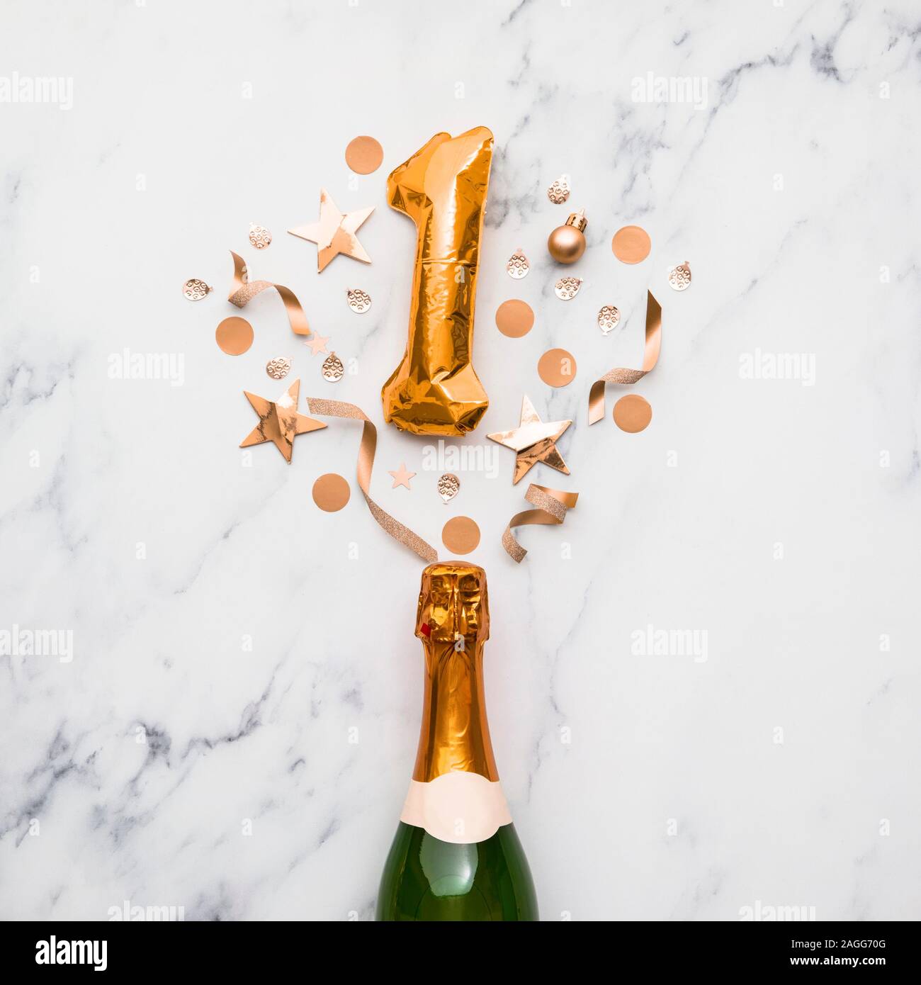 Botella de champán con oro globo número 1. Parte mínima aniversario concepto Foto de stock