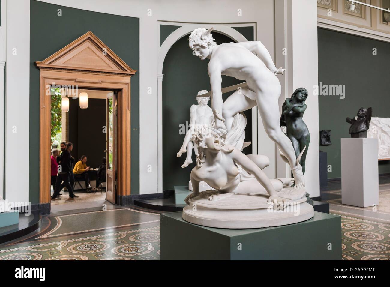 Perseus, vista de la escultura titulada Perseo matando Medusa (1903) de Laurent Marqueste Honore en la NY Carlsberg Glyptotek museum, Copenhague. Foto de stock