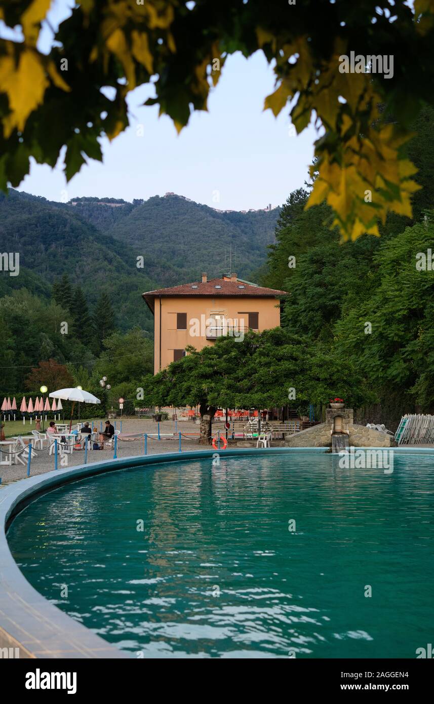 El Equi Terme di baños piscina / filtro natural aguas curativas spa termal en los Alpes Apuanos, la Lunigiana Italia UE Foto de stock