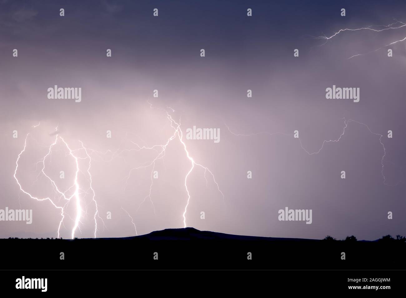 A principios de junio una tormenta sobre Arlington Mesa en Arizona. Tormenta de Monzón de Arizona, la temporada comienza oficialmente el 15 de junio y durará hasta el fin de se Foto de stock