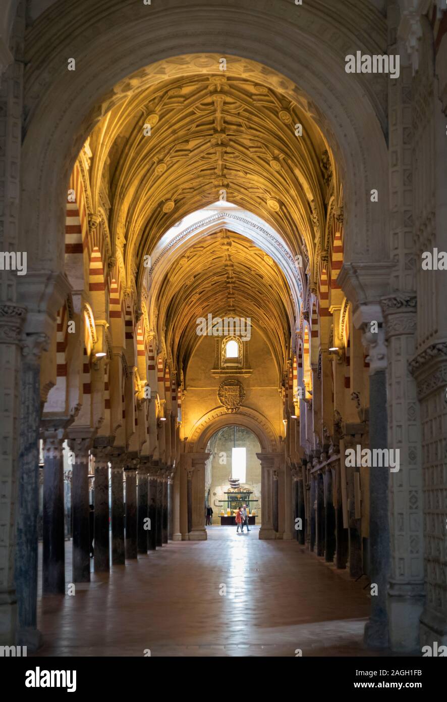 Córdoba, provincia de Córdoba, Andalucía, sur de España. Interior de la mezquita, o a la Mezquita, mostrando una mezcla de estilos arquitectónicos, oriental y w Foto de stock