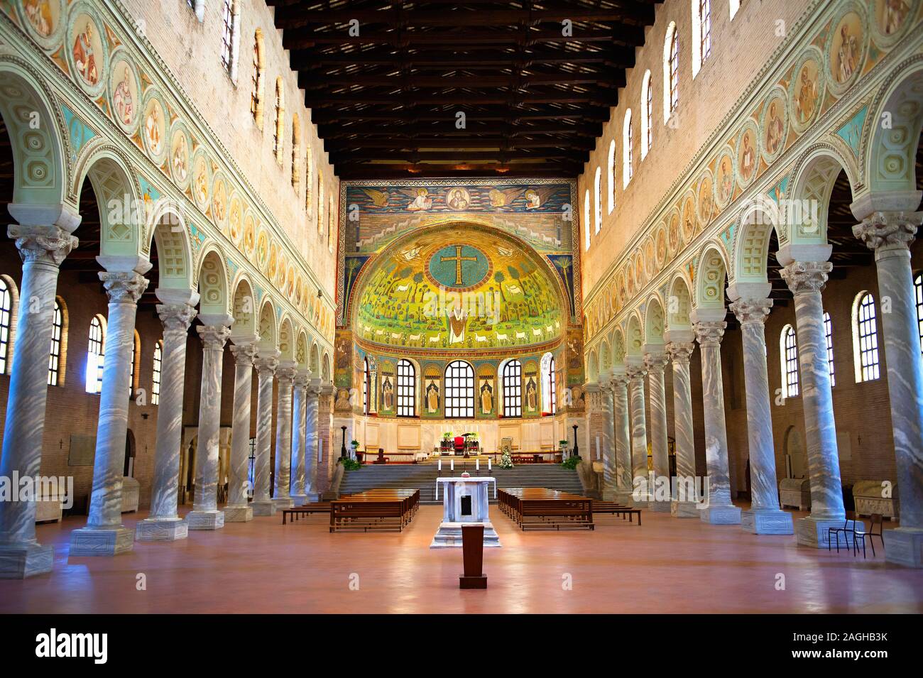 Mosaico bizantino interior de la Basílica de Sant' Apollinare in Classe. Saint Apollinaris in Mosaico bizantino interior de la Basílica de Sant' Apollinare in Classe. Saint Apollinaris in