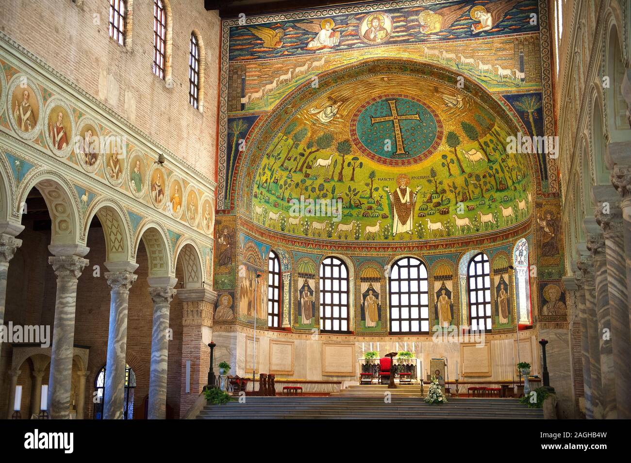 Mosaico bizantino interior de la Basílica de Sant' Apollinare in Classe. Saint Apollinaris in