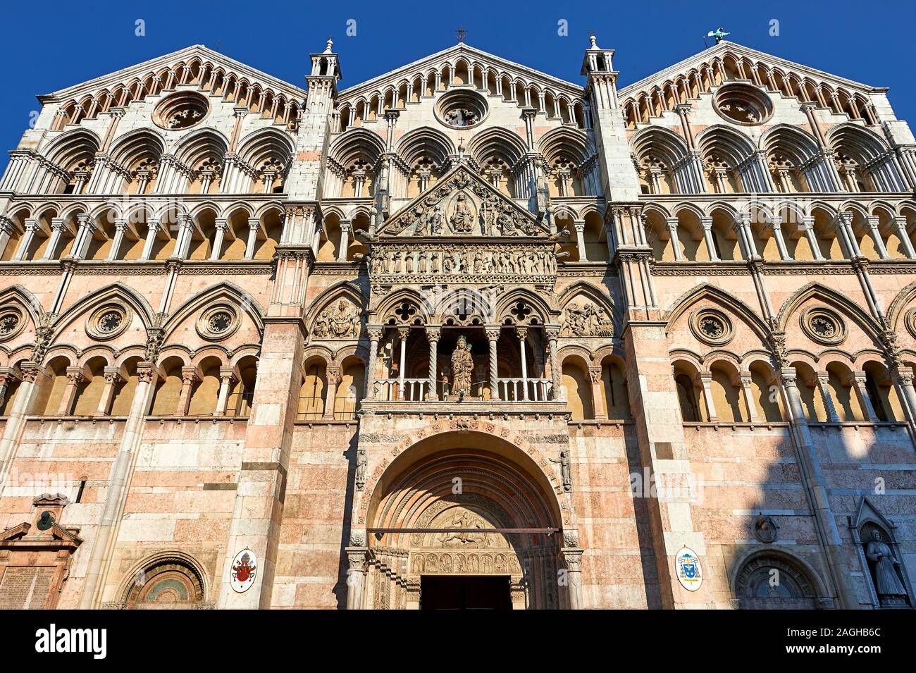 Fachada de la catedral románica del siglo XII de Ferrara, Italia Foto de stock