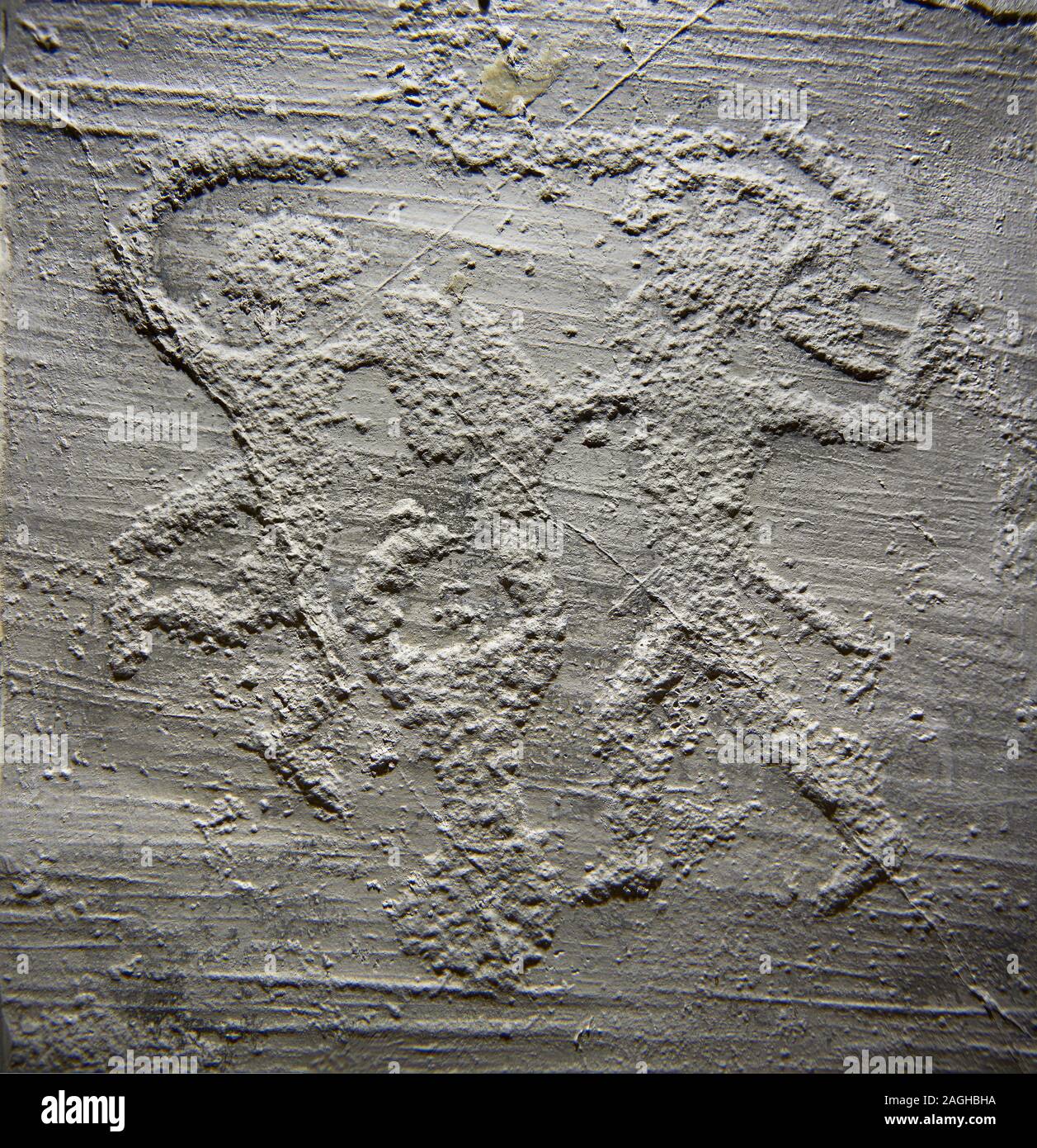 Elenco de un petroglifo prehistórico, tallado en la roca, de dos guerreros con espadas, duelos y shileds Camunni esculpidos por la gente de la edad de hierro entre Foto de stock