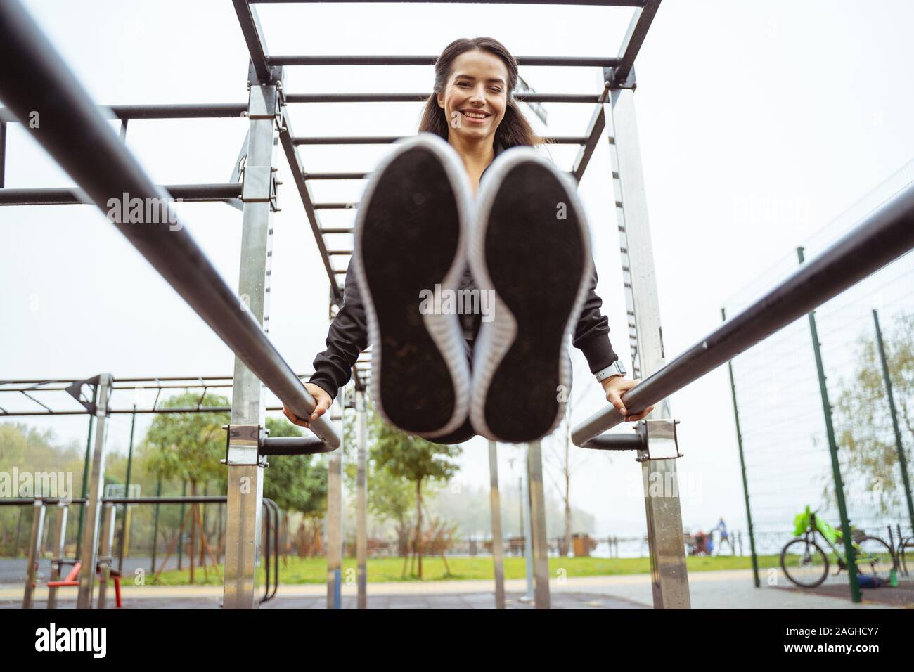 Increíble joven persona que realiza las actividades de la mañana Foto de stock