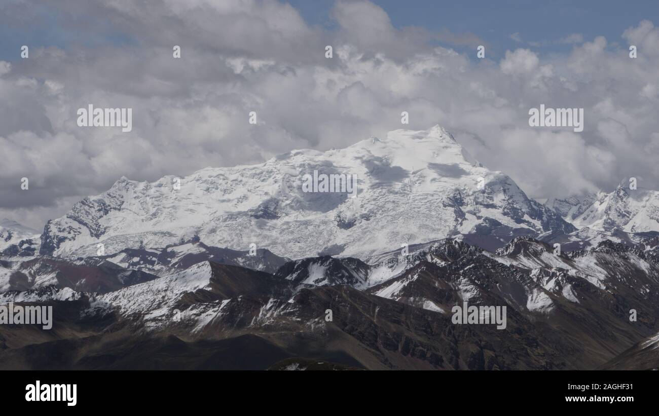 Alpamayo montaña nevada ubicado en Cusco, Peru. Foto de stock