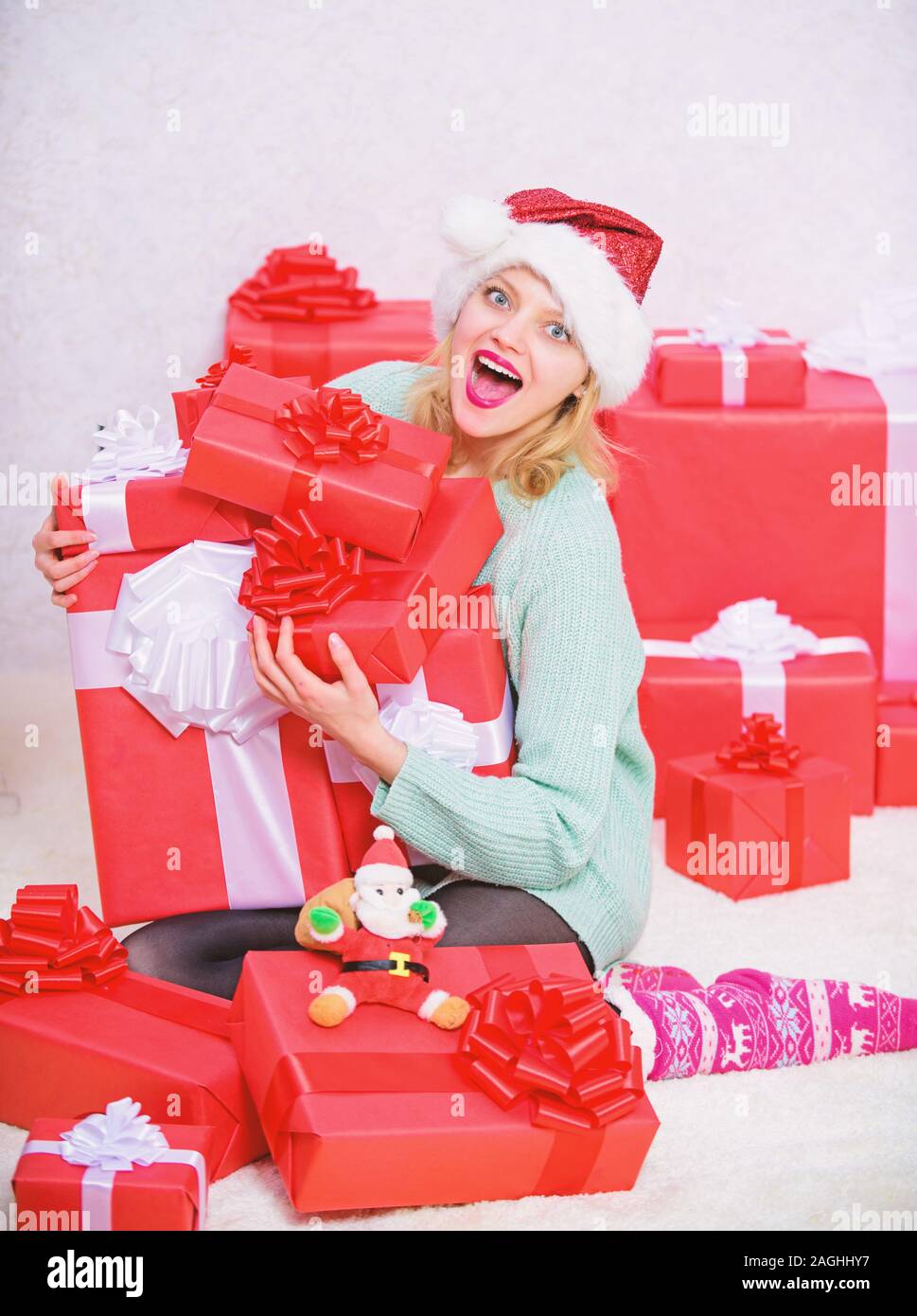 Mujer emocionada rubia mantenga caja de regalo con lazo. El regalo perfecto  para la novia o esposa. Abriendo su regalo de Navidad. Santa traiga su  regalo que siempre quiso Fotografía de stock -