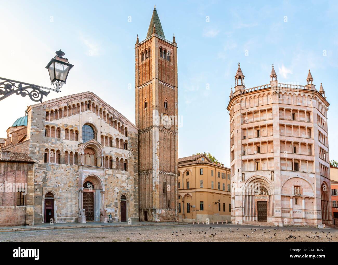 Temprano por la mañana en la Piazza Duomo, en el centro histórico de la ciudad de Parma, Emilia-Romaña, Italia. Foto de stock