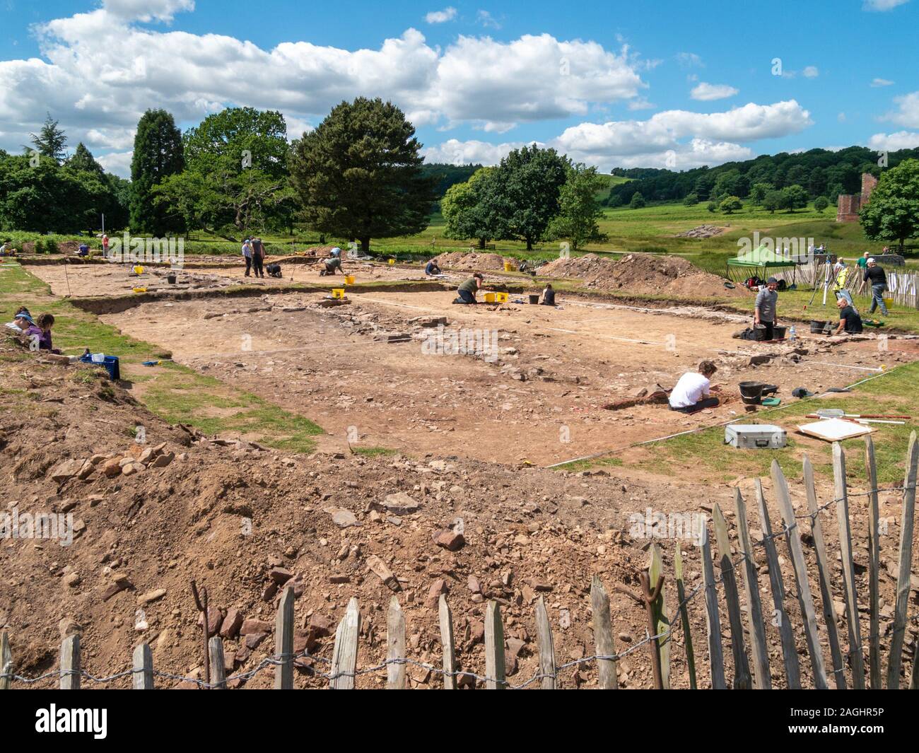 Excavación arqueológica por estudiantes de arqueología de la Universidad de Leicester en un viaje de campo a Bradgate Park, Leicestershire, Inglaterra, Reino Unido. Foto de stock