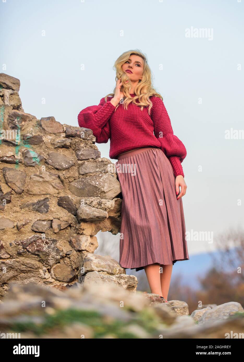 Concepto de elegancia. Ropa de moda. Mujer suéter caliente naturaleza  desenfoque de fondo. Fancy girl maquillaje suéter tejido de desgaste de la  superficie. Desordenado estilo chic. Barranco Fotografía de stock - Alamy
