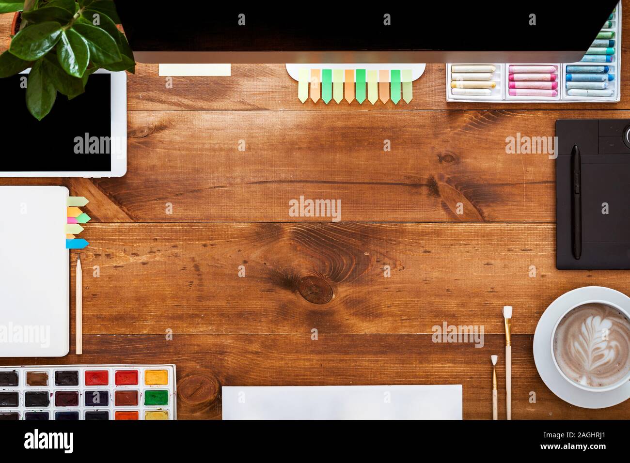 Diseño gráfico creativo moderno concepto de tabla, monitor de ordenador PC  tableta digital y pinturas sobre marrón Teléfono escritorio de madera con  maqueta vacía copia espacio f Fotografía de stock - Alamy