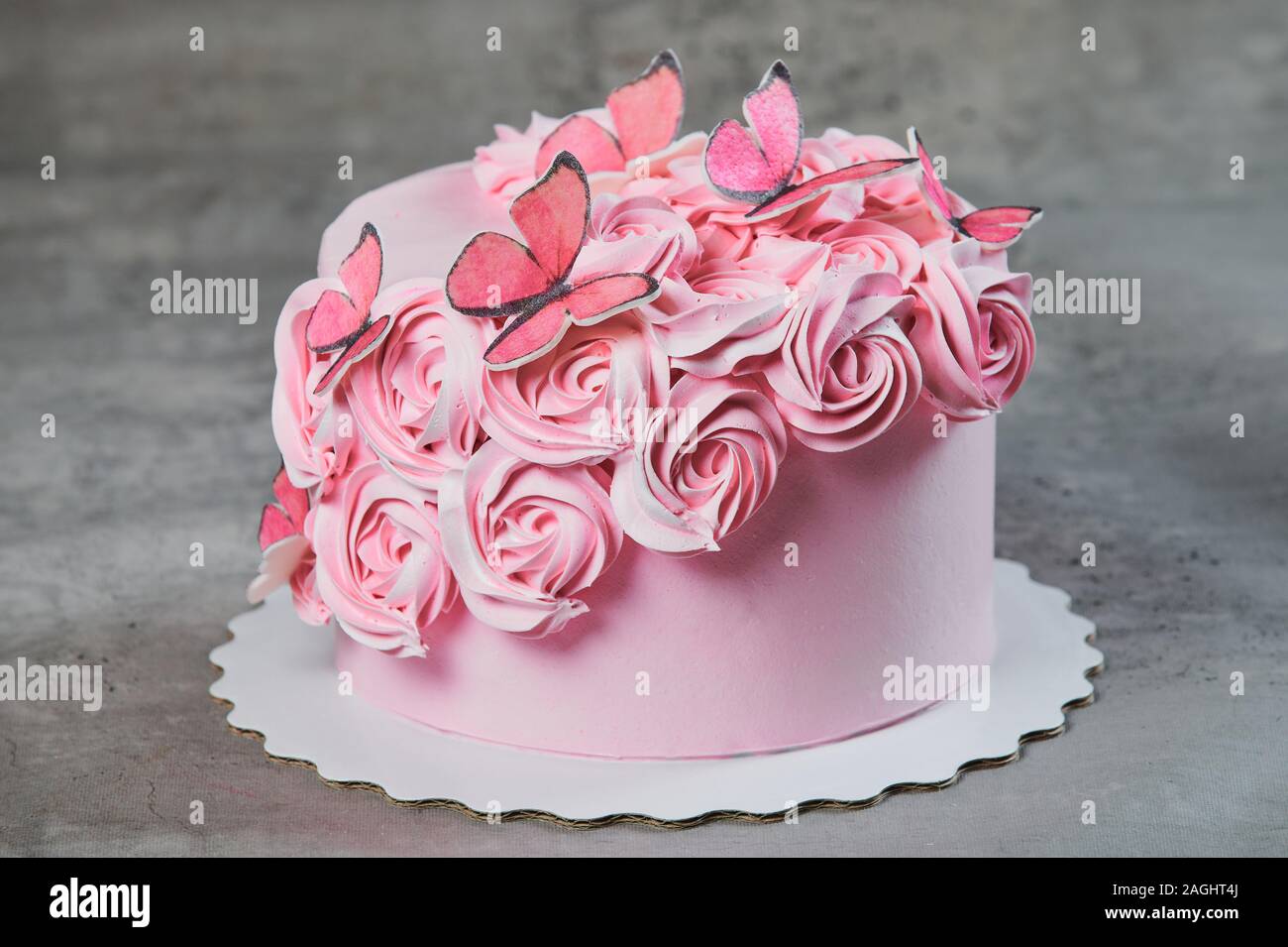 Vista aérea de pasteles recién horneados color rosa decoradas con azúcar  glas rosas aparece en un stand de pastel sobre un fondo negro con copyspace  Fotografía de stock - Alamy