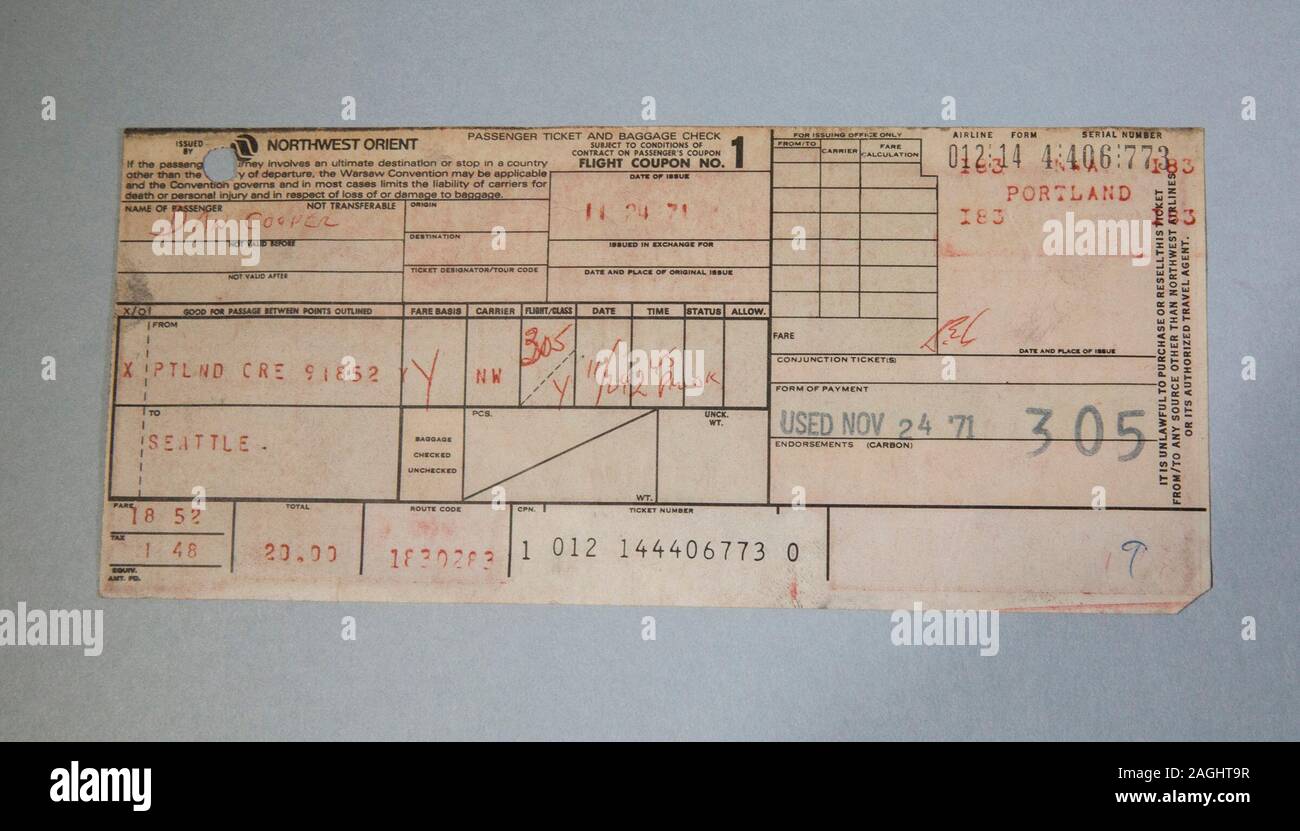 NorthWest Orient Airlines billete de Dan Cooper. Dan Cooper es el seudónimo de un hombre no identificado que secuestraron un avión Boeing 727 en el noroeste de los Estados Unidos, en el espacio aéreo entre Portland, Oregon, y Seattle, Washington, en la tarde del miércoles, 24 de noviembre de 1971.El hombre compró su billete de avión utilizando el alias de Dan Cooper, pero, debido a una falta de comunicación, la noticia se hizo conocido en la tradición popular como D. B. Cooper. Él extorsionado 200.000 dólares de rescate y el paracaídas a un destino incierto. A pesar de una extensa cacería y investigación de FBI, el autor nunca ha sido localizado. Foto de stock
