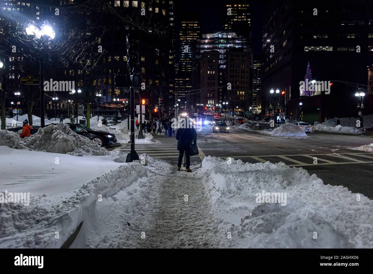 Estados Unidos, Boston - Enero 2018 - Casa truggle Comuters aunque la nieve en el centro de Boston. Foto de stock