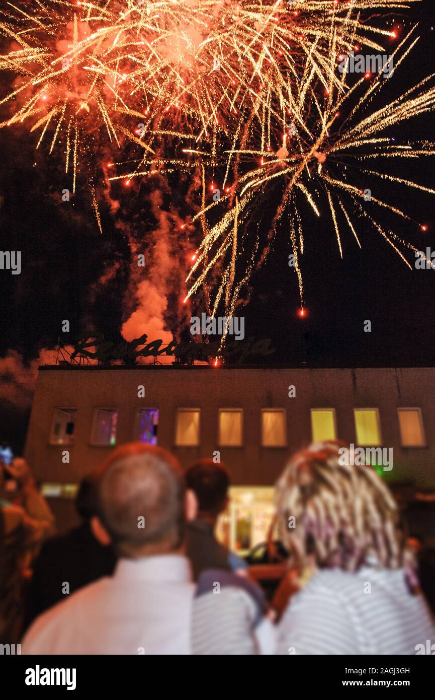 Pareja De Novios Y Fuegos Artificiales La Novia El Novio Y Los Invitados A La Boda Viendo Fuegos Artificiales Fotografia De Stock Alamy