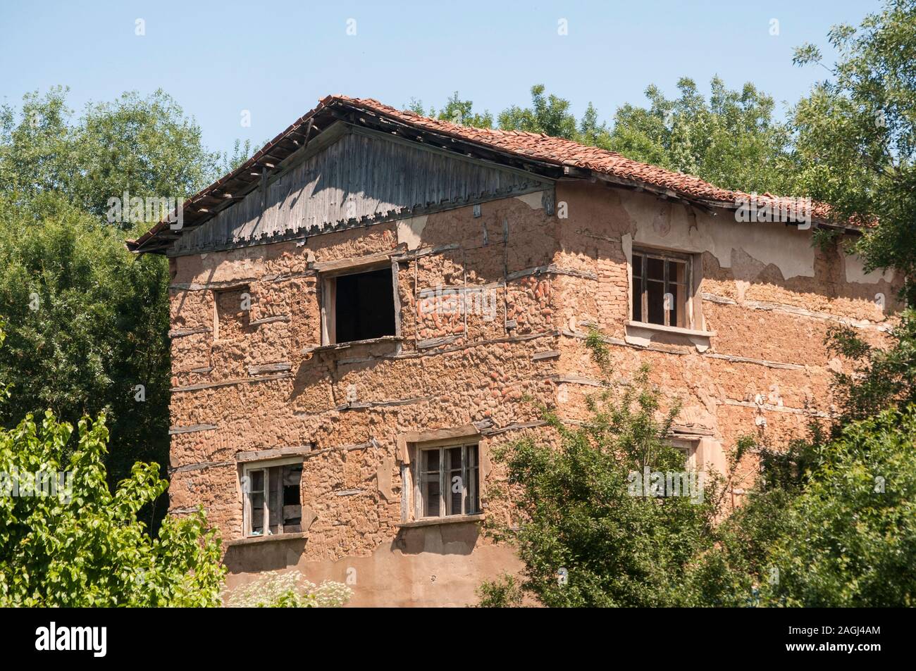Antigua casa rural con adobe paredes de arcilla en un día soleado de verano  Fotografía de stock - Alamy