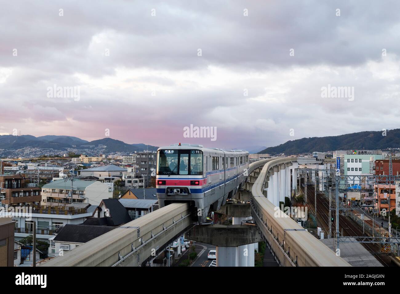 Osaka tren monorail paisajes al atardecer en la ciudad de Osaka, Japón, 2018 Foto de stock