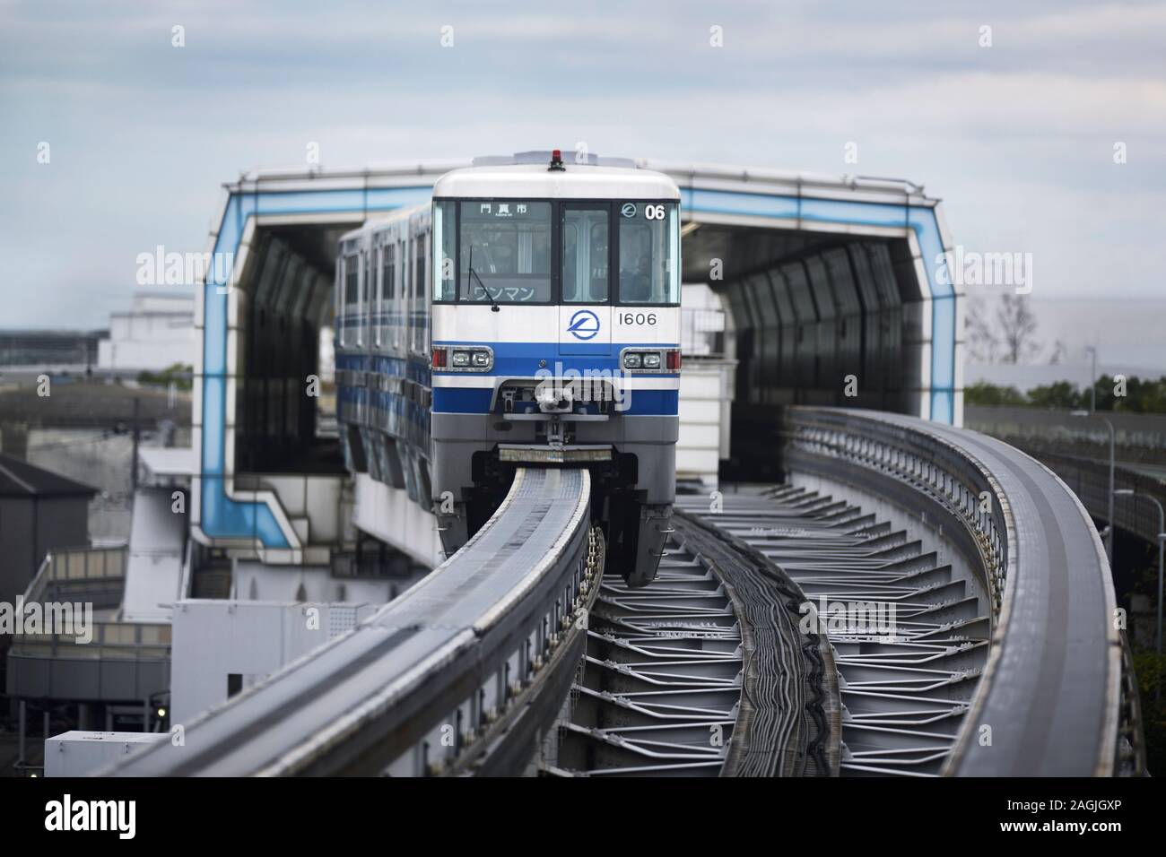 Osaka tren monorail partiendo desde una estación. El aeropuerto de la ciudad de Osaka. Osaka, Japón Foto de stock
