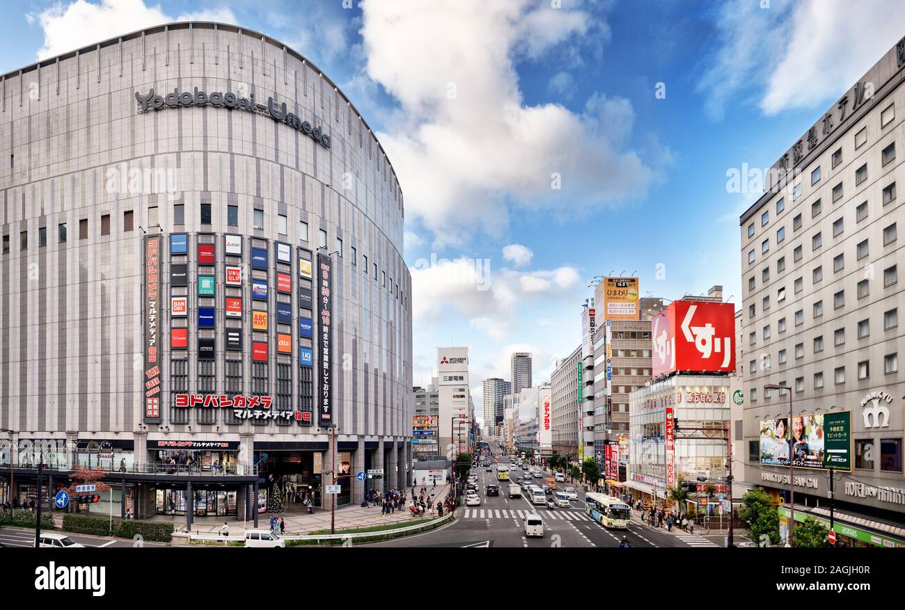 Yodobashi-Umeda, Yodobashi Camera grandes almacenes de electrónica en Osaka, Japón, en 2018. Panorámica del paisaje de la ciudad en la estación de Osaka. Foto de stock