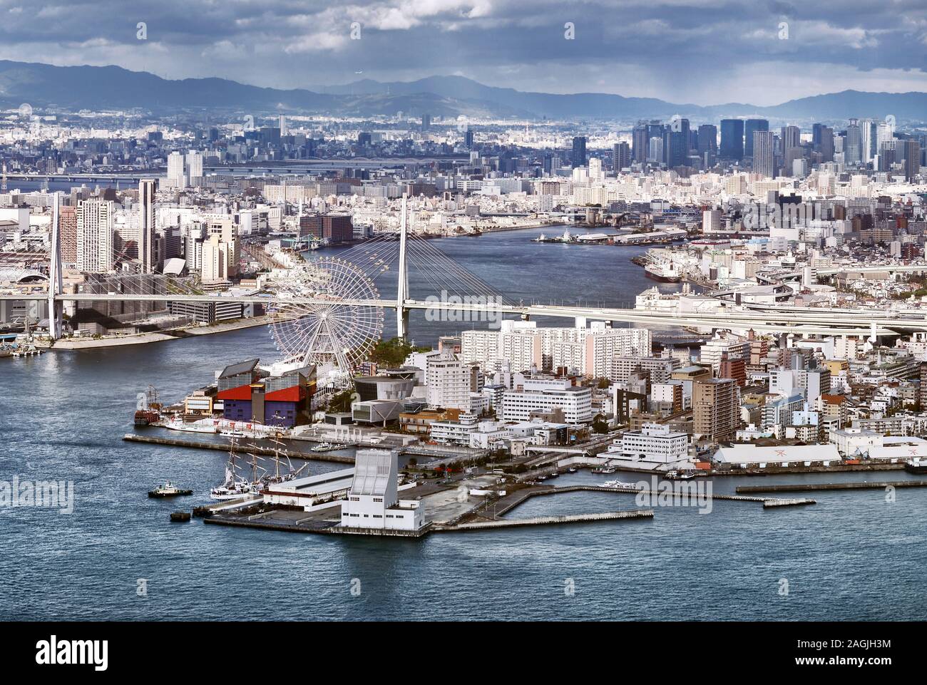 Vista aérea de la ciudad de Osaka Osaka Bay Waterfront, Tempozan puente sobre el río Aji y la Noria Gigante en Minato Ward, Minato-Ku, Osaka, Japón, 201 Foto de stock