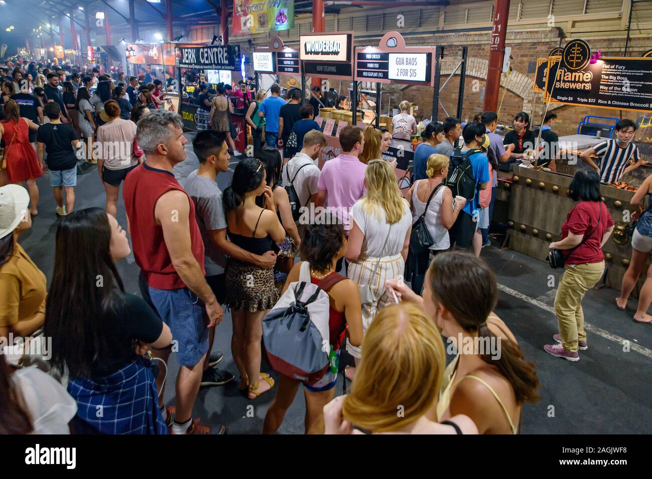 Gran multitud de gente en el mercado nocturno de la reina Victoria para el verano en Melbourne, Australia Foto de stock