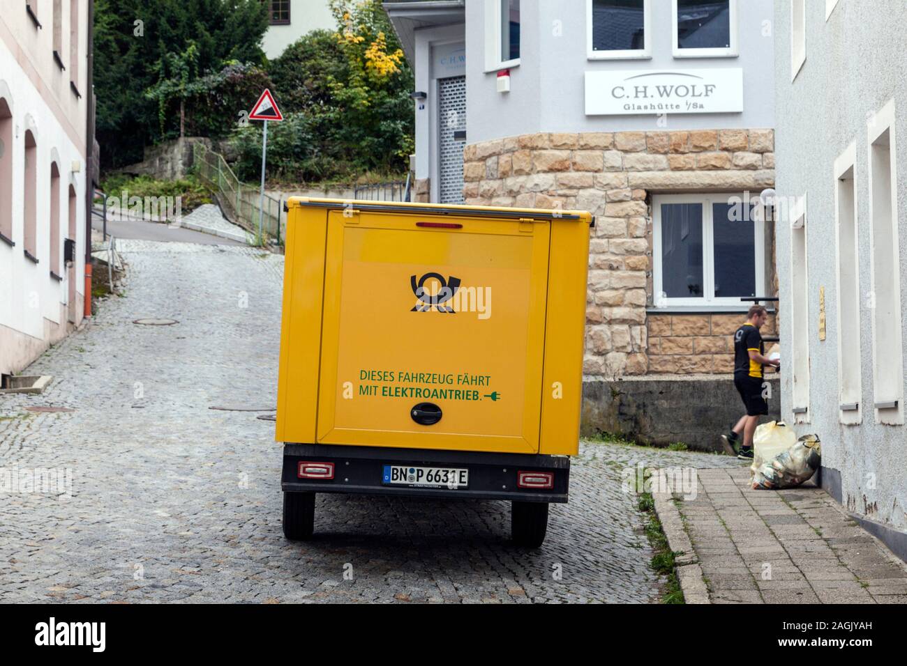 La entrega postal por el vehículo eléctrico en la zona montañosa en el Saxon Switzerland-Eastern Glashutte Montañas Ore district Foto de stock