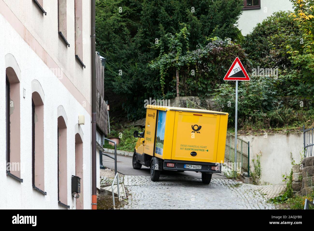 La entrega postal por el vehículo eléctrico en la zona montañosa en el Saxon Switzerland-Eastern Glashutte Montañas Ore district Foto de stock